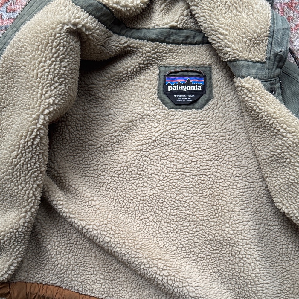 Patagonia Women's Green Insulated Prairie Dawn Parka - Picture 6 of 9